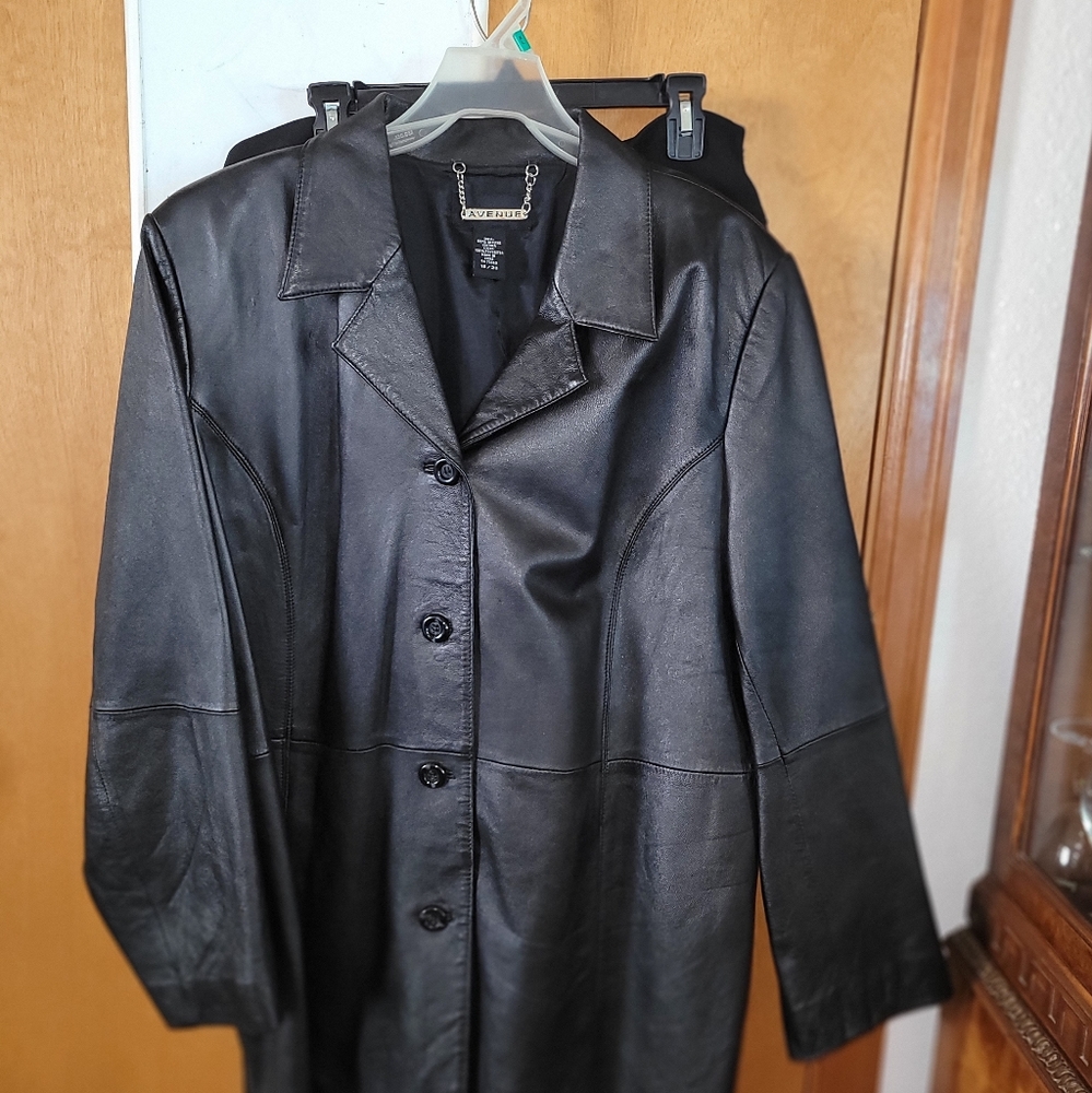 Black leather jacket, size 18/20, mid-thigh length, Avenue brand